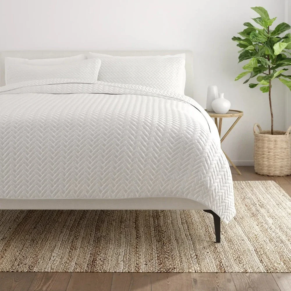 Set of 2 Home Collection Herring Twin / Twin XL Quilt Set in White, (NEW)